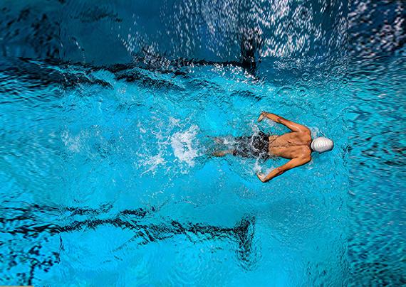 Image for sport infodays news. It depicts a man swimming in a swimming pool.